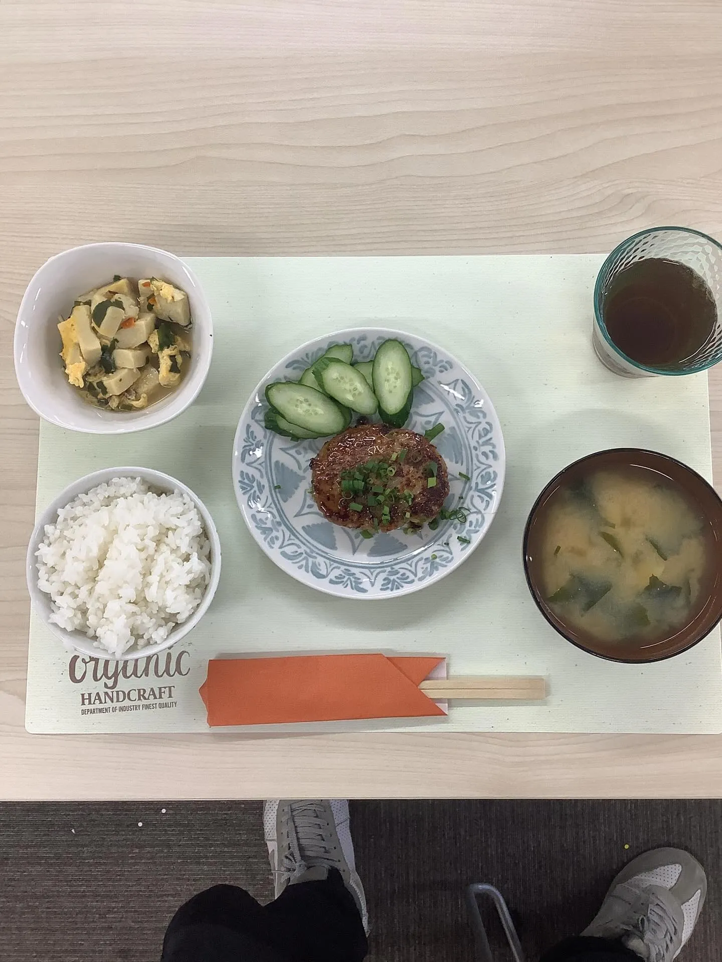 鳥つくねハンバーグ、高野豆腐、味噌汁